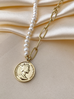 Zestaw dwóch naszyjników z perłami, krzyżem i monetą NRG0159