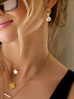 Kolczyki złote z wiszącymi perłami Sylvia KPE0058