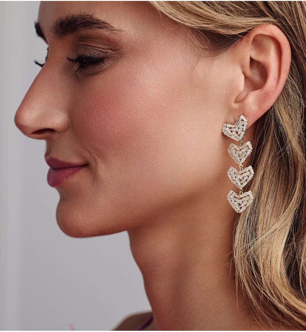 Kolczyki z kaskadą serc w złotym odcieniu KLU0188