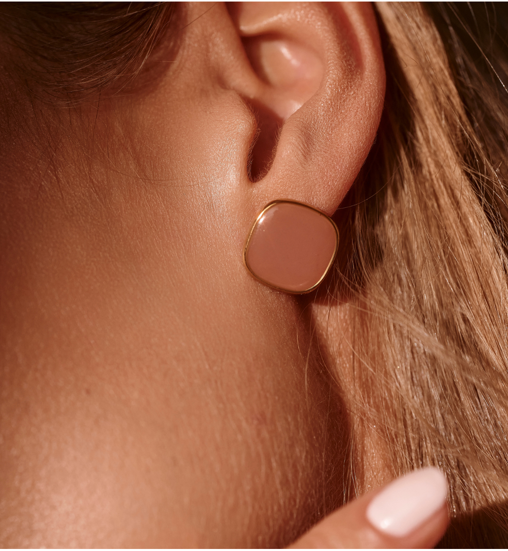 Kolczyki kwadratowe pozłacane z karmelową emalią KSY0362