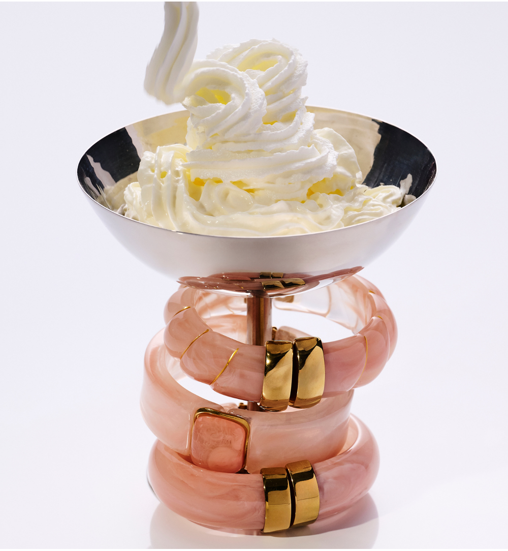 Bransoletka w odcieniu pudrowego różowego ze złotym zapięciem BEU0017