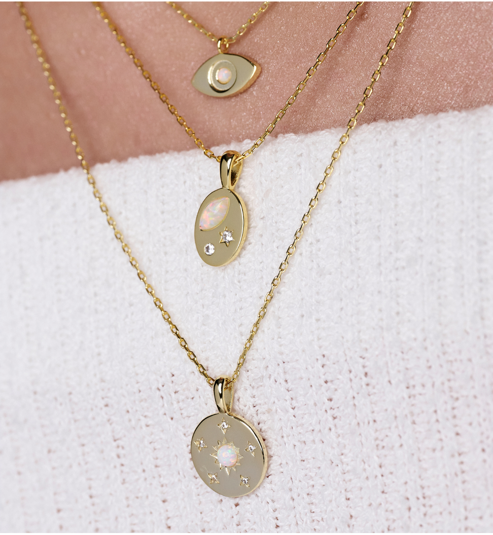 Naszyjnik z okrągłą zawieszką z opalem i motywem słońca NCA0096