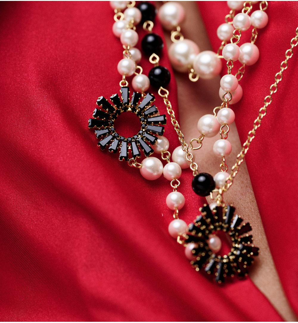 Naszyjnik wielorzędowy perłowo czarny ze zdobieniami NS0367