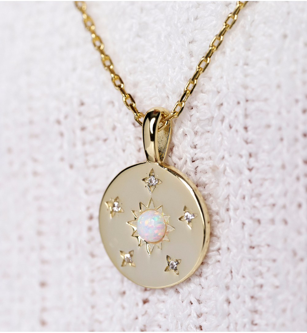 Naszyjnik z okrągłą zawieszką z opalem i motywem słońca NCA0096