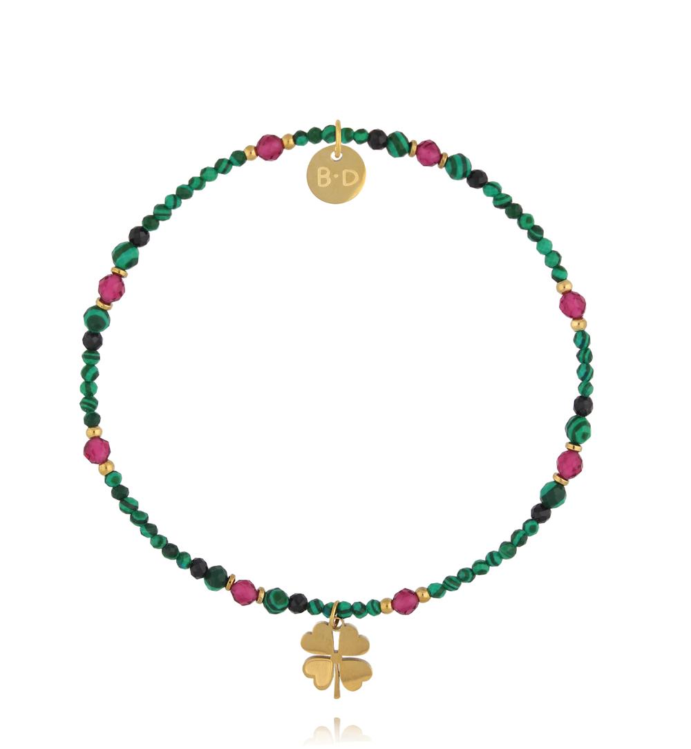 Bransoletka z malachitu, czarnego turmalinu i fuksjowych koralików ze złotą koniczyną BTW3509