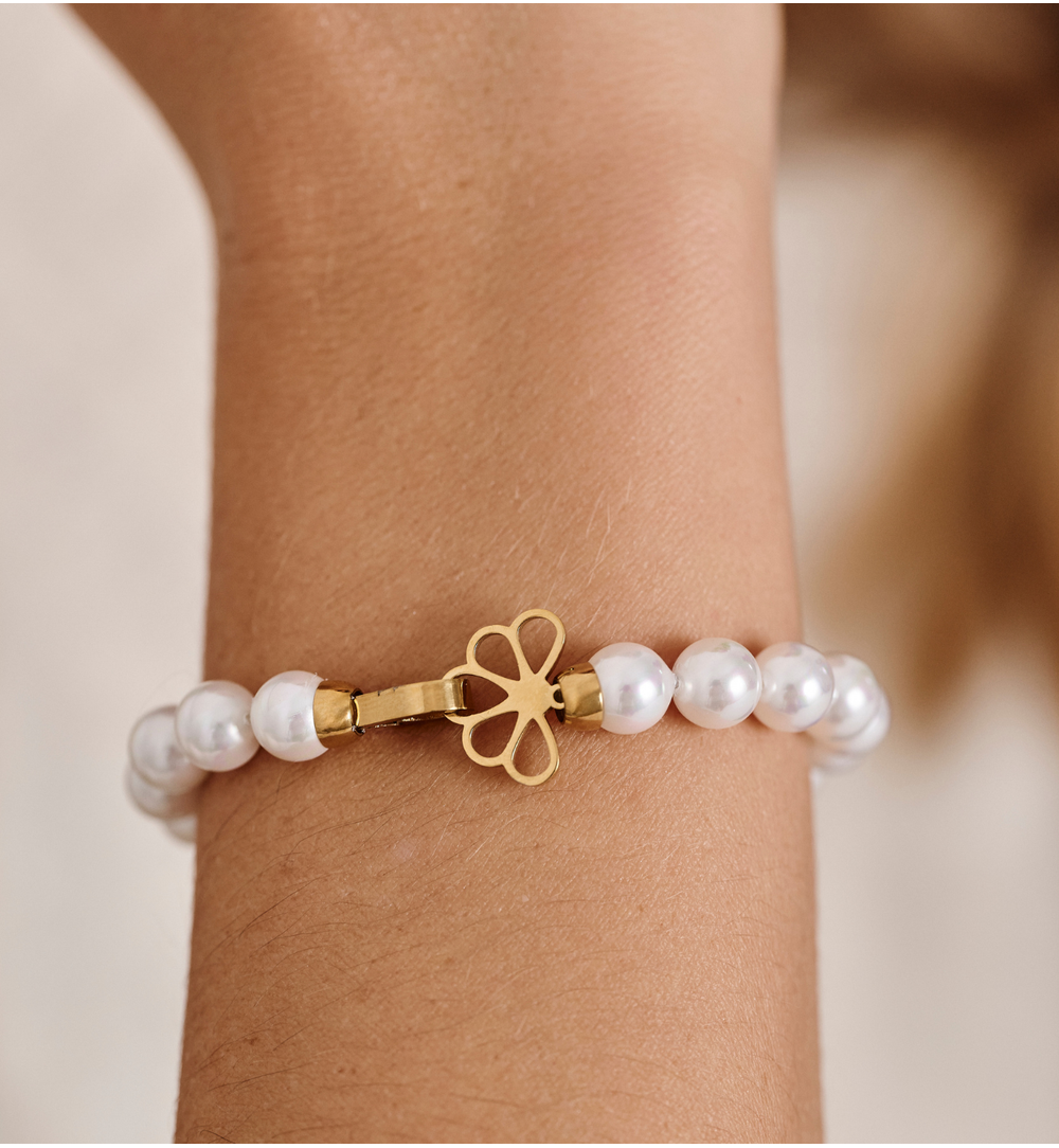 Bransoletka z białymi perłami i ozdobnym zapięciem BPE0148