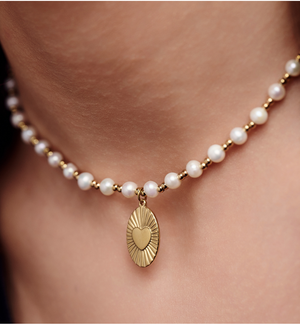 Naszyjnik z pereł z medalionem w kształcie serca NPE0374