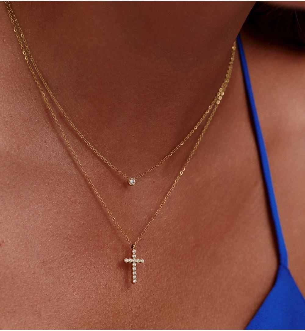 Naszyjnik warstwowy z cyrkonią i zdobionym krzyżykiem NSY1173