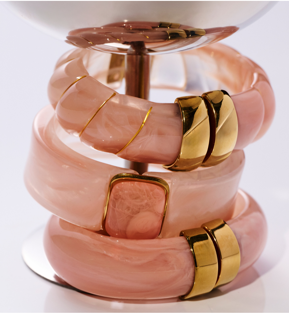 Bransoletka w odcieniu pudrowego różowego ze złotym zapięciem BEU0017