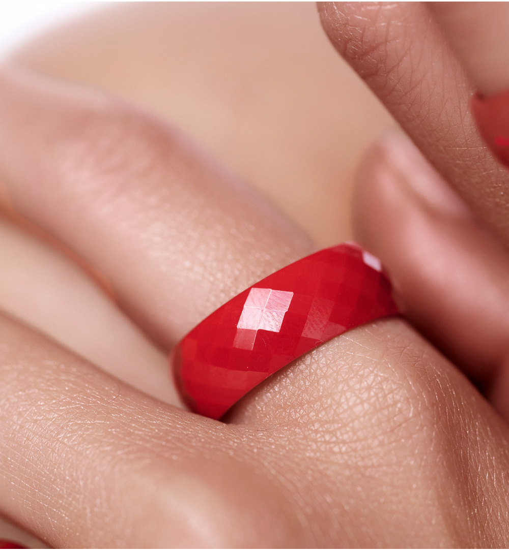 Obrączka z ceramiki czerwona fasetowana Feminine PFE0068