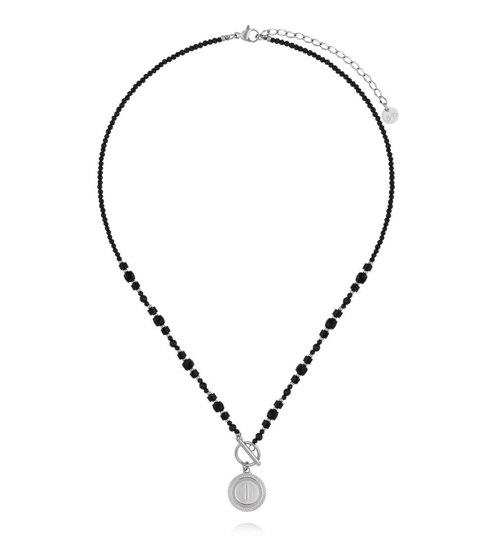 Naszyjnik z czarnych kamieni z zawieszką z literką I – srebrne wykończenie NTW1600