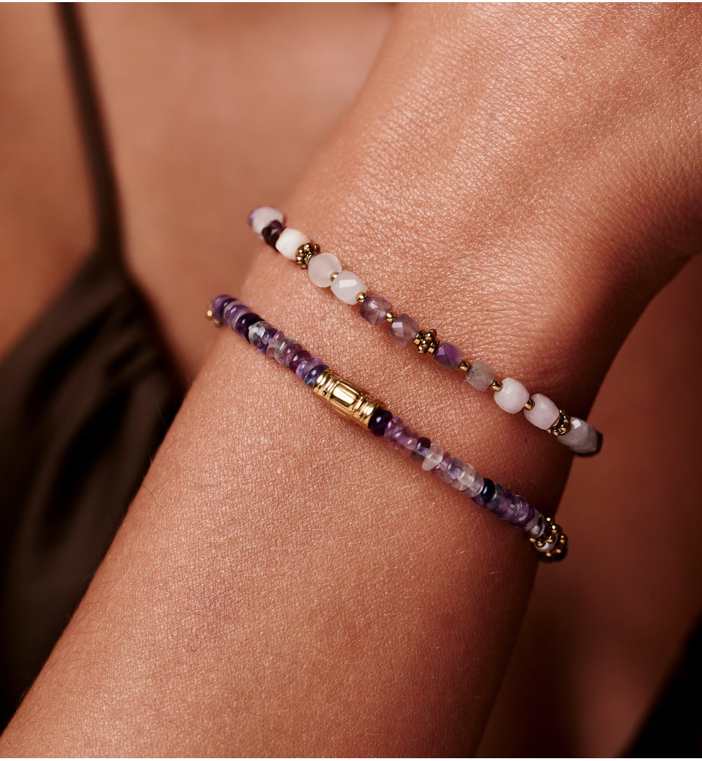 Bransoletka z fluorytu i pereł słodkowodnych z pozłacanymi detalami BEA0085