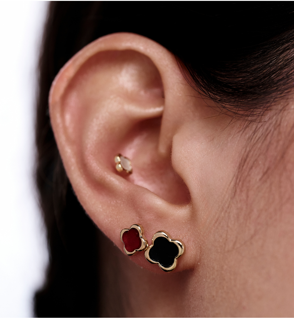 Zestaw złoconych kolczyków z kolorowymi wypełnieniami – biel, czerń i czerwień KMB0038