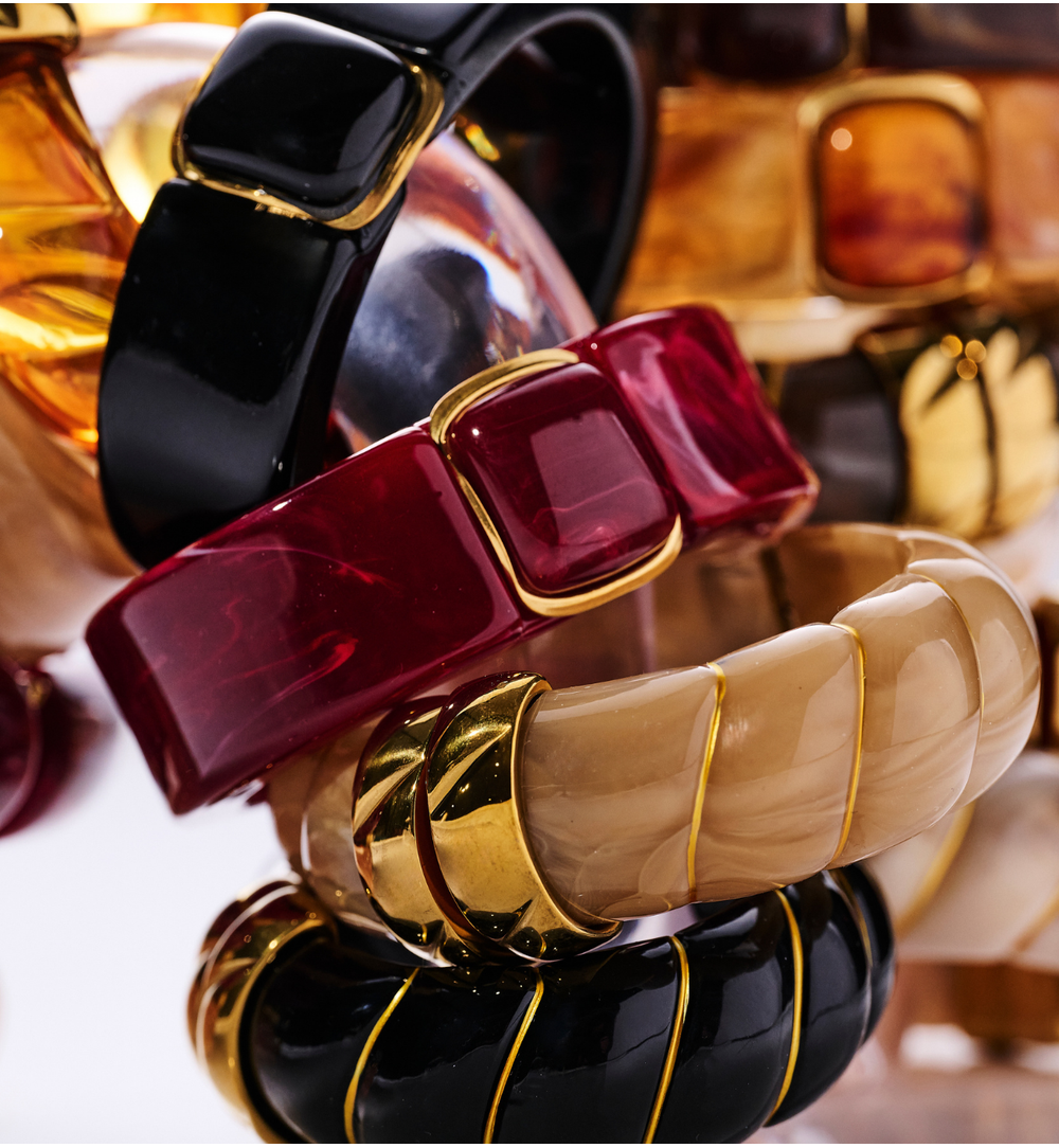 Bransoletka w odcieniu mlecznego beżu ze złotym zapięciem BEU0003