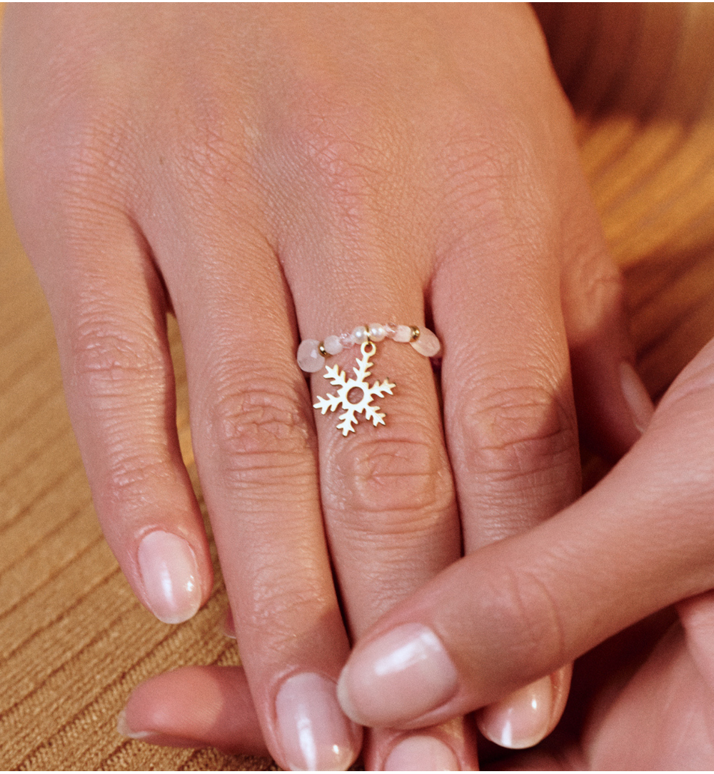 Pierścionek elastyczny z białymi kamieniami i śnieżynką PTW0523