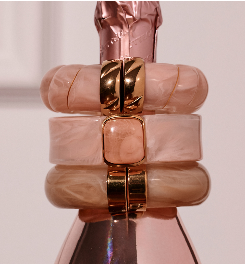 Bransoletka w odcieniu pudrowego różu ze złotym zapięciem BEU0005