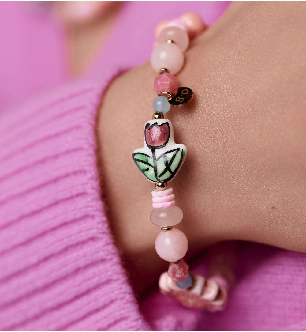 Bransoletka różowa z kwiatkami i motylkami BSH0201