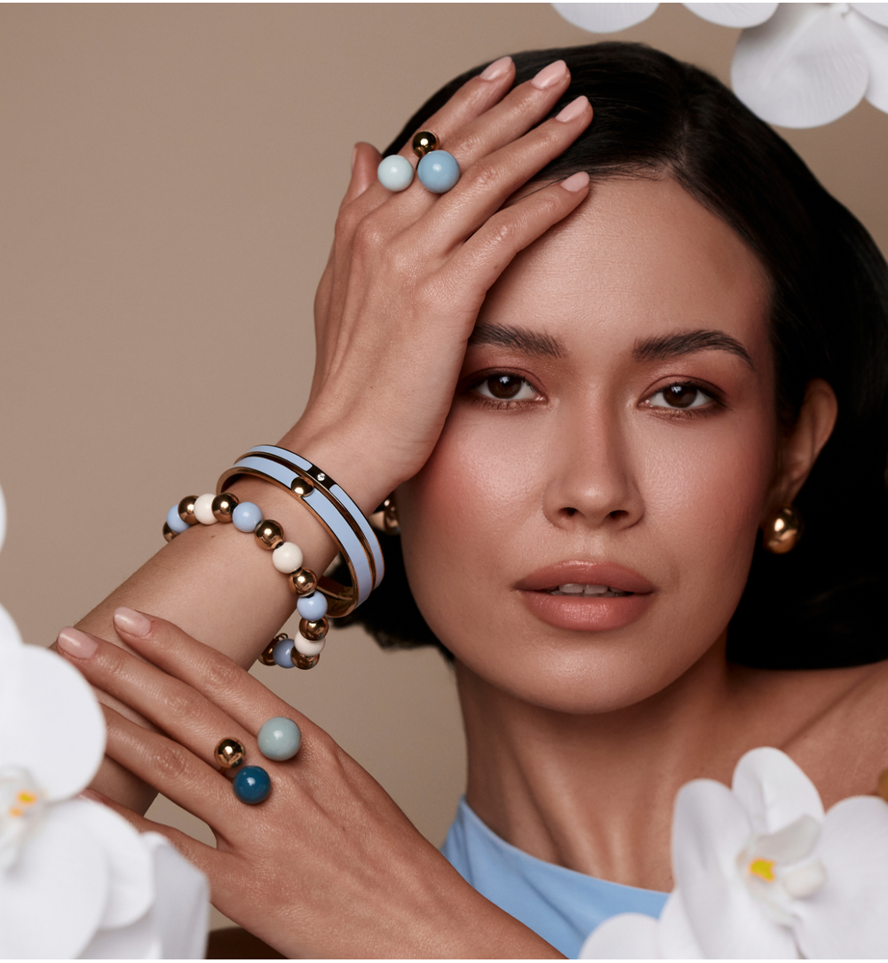 Zestaw bransoletek w odcieniu baby blue ze złotymi detalami ZN0145