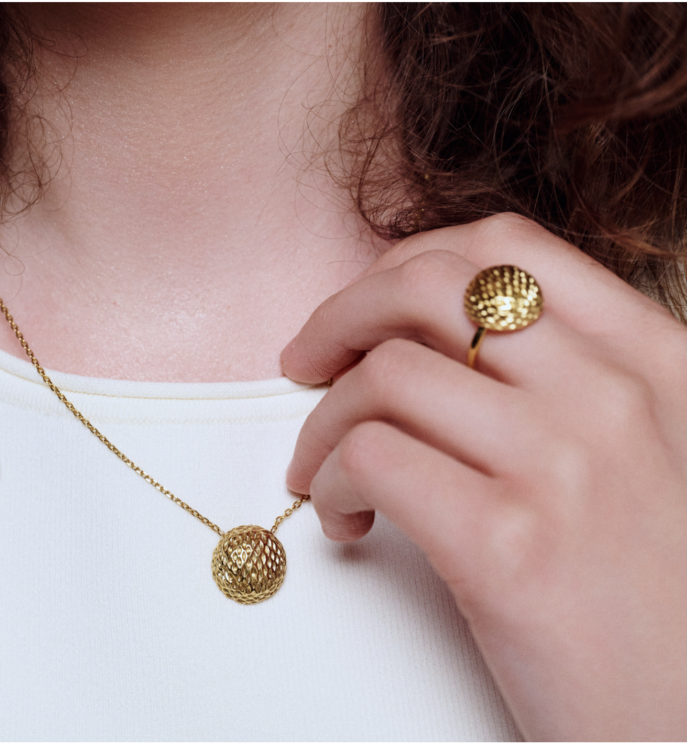 Naszyjnik z kulą o fakturowanej powierzchni złoty NSY0643
