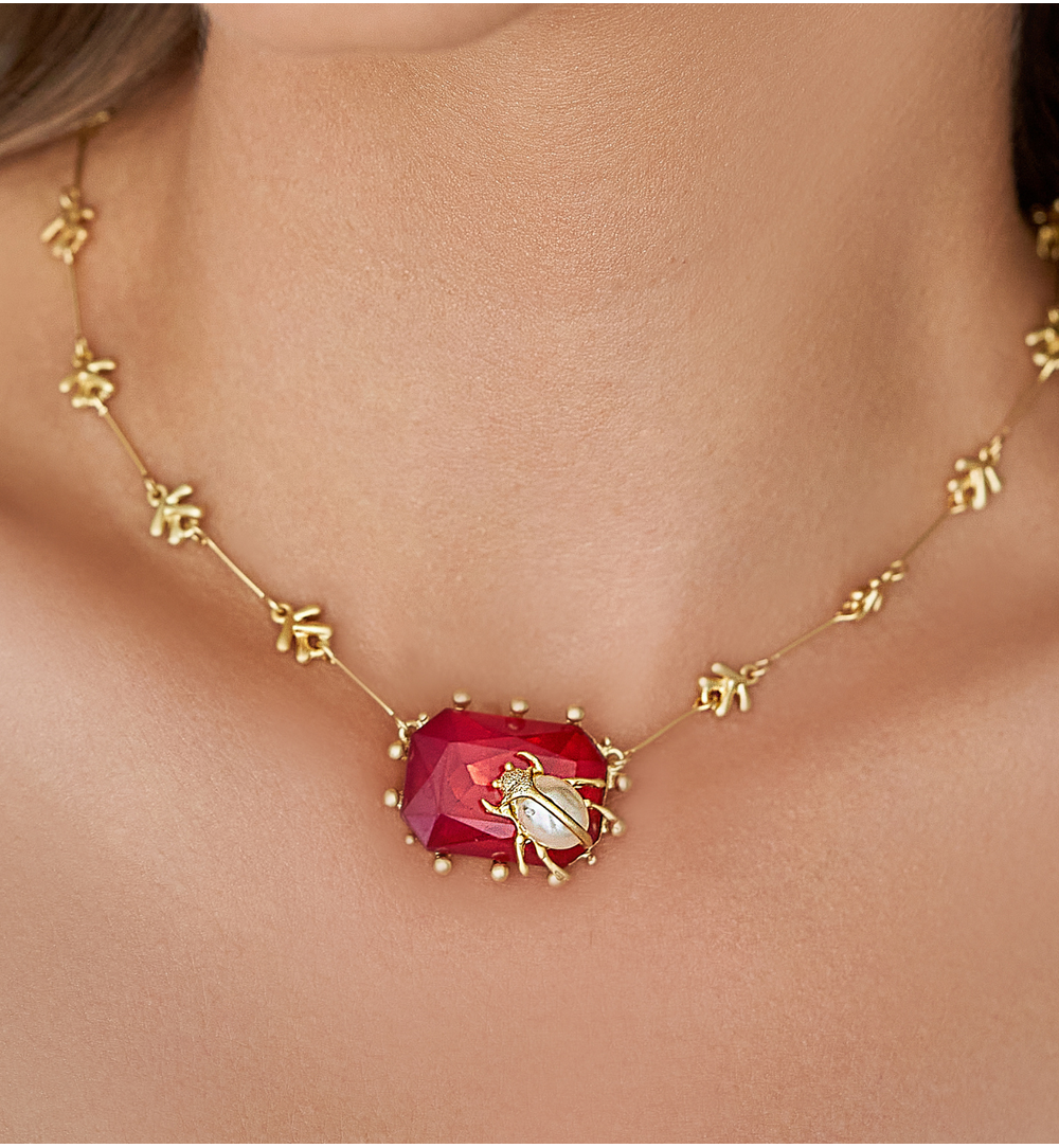 Naszyjnik fuksjowy z owadem Isin NJO0007