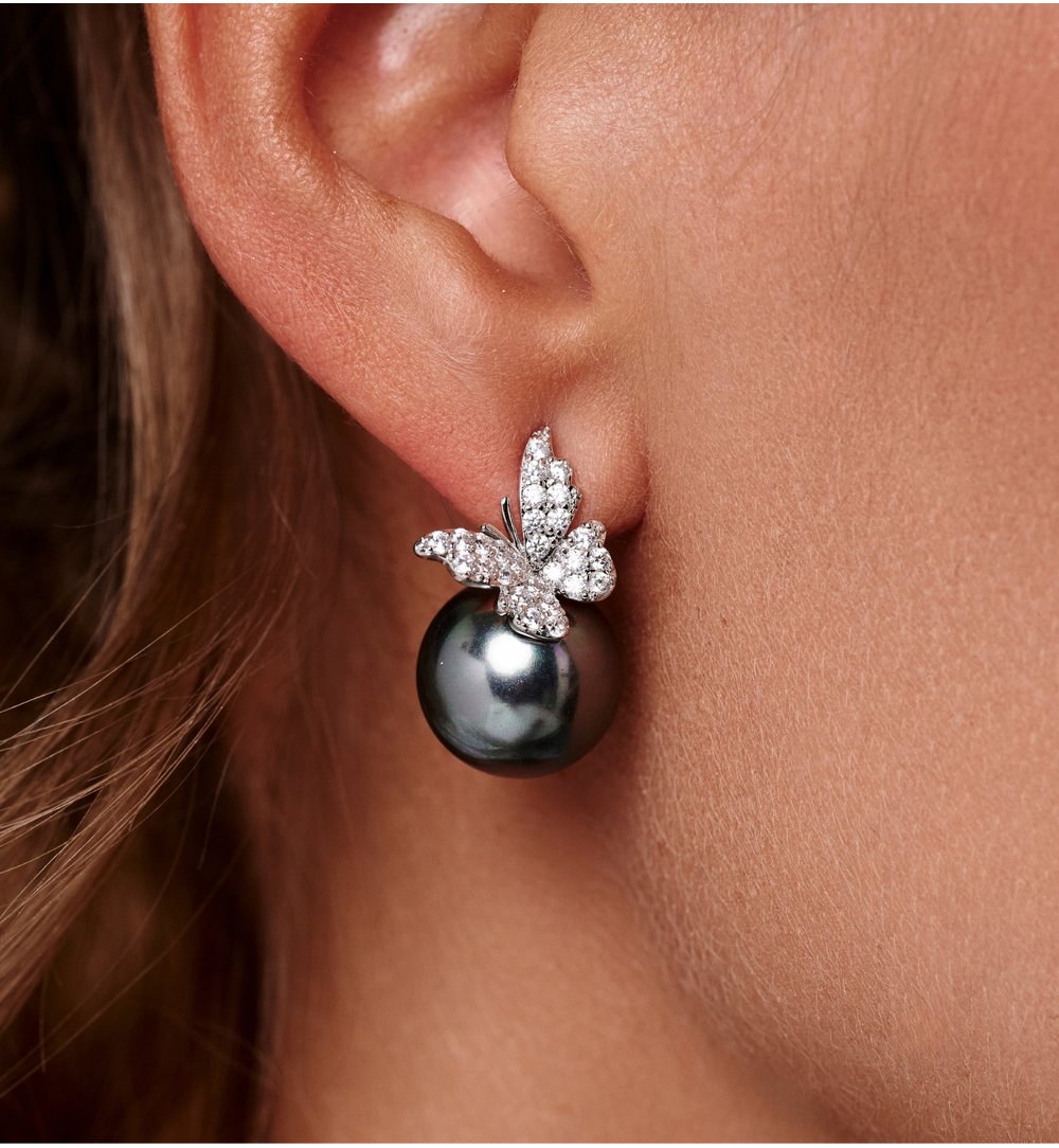 Kolczyki srebrne z motylem i ciemną perłą KPE0190