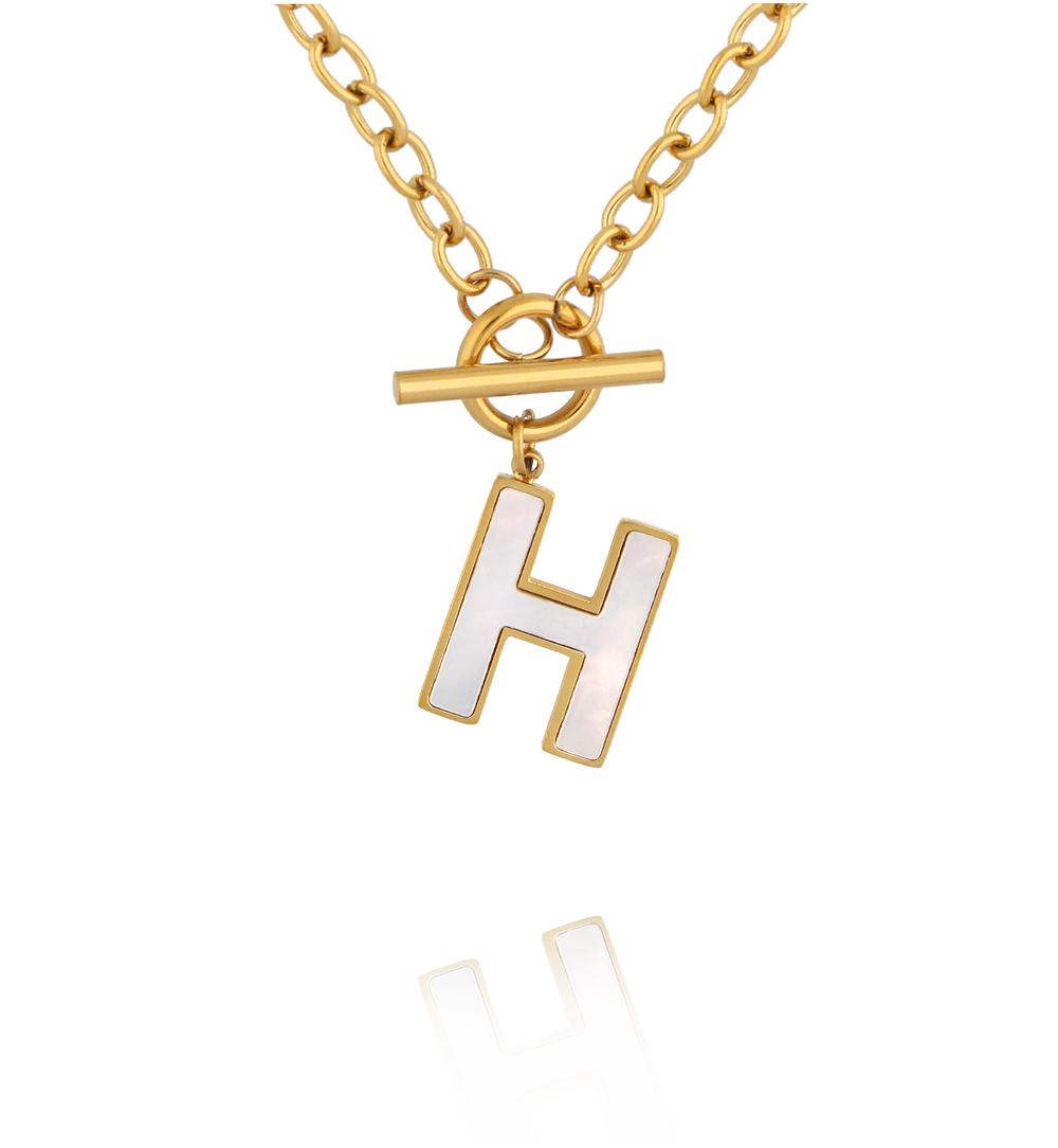 Naszyjnik z literą H i zapięciem toggle NSY0862