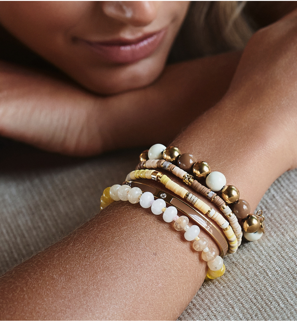 Bransoletka z kulkami w odcieniach karmelu, złota i kremu BSA0985