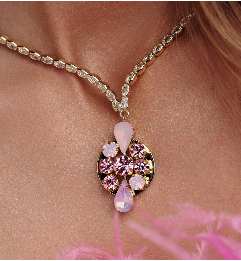 Naszyjnik z kryształową zawieszką w odcieniach różu NS0399