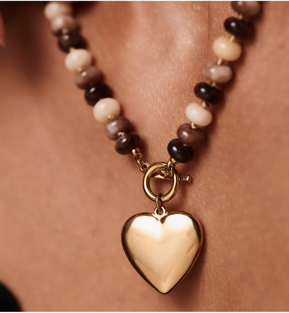 Naszyjnik w odcieniach kawy i karmelu ze złotym sercem NPA1499