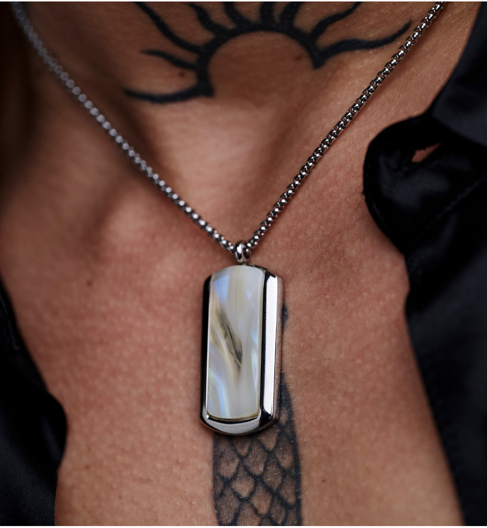 Naszyjnik męski z beżową zawieszką NMITC0097