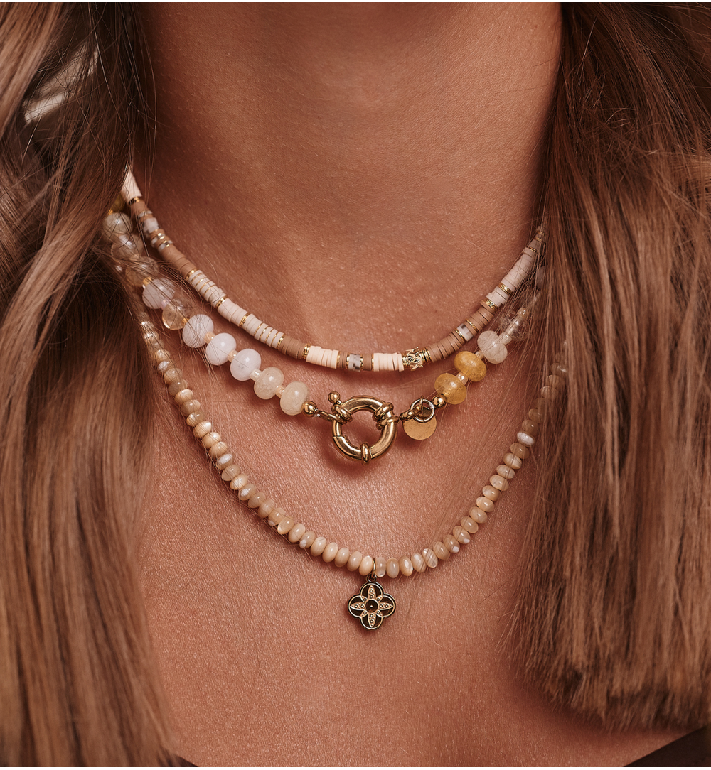 Naszyjnik beżowy z koniczynką NPA1412