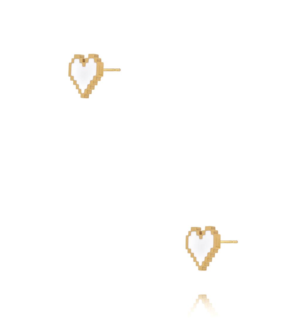 Kolczyki sztyfty serca w stylu pixel z białą emalią KSY0715