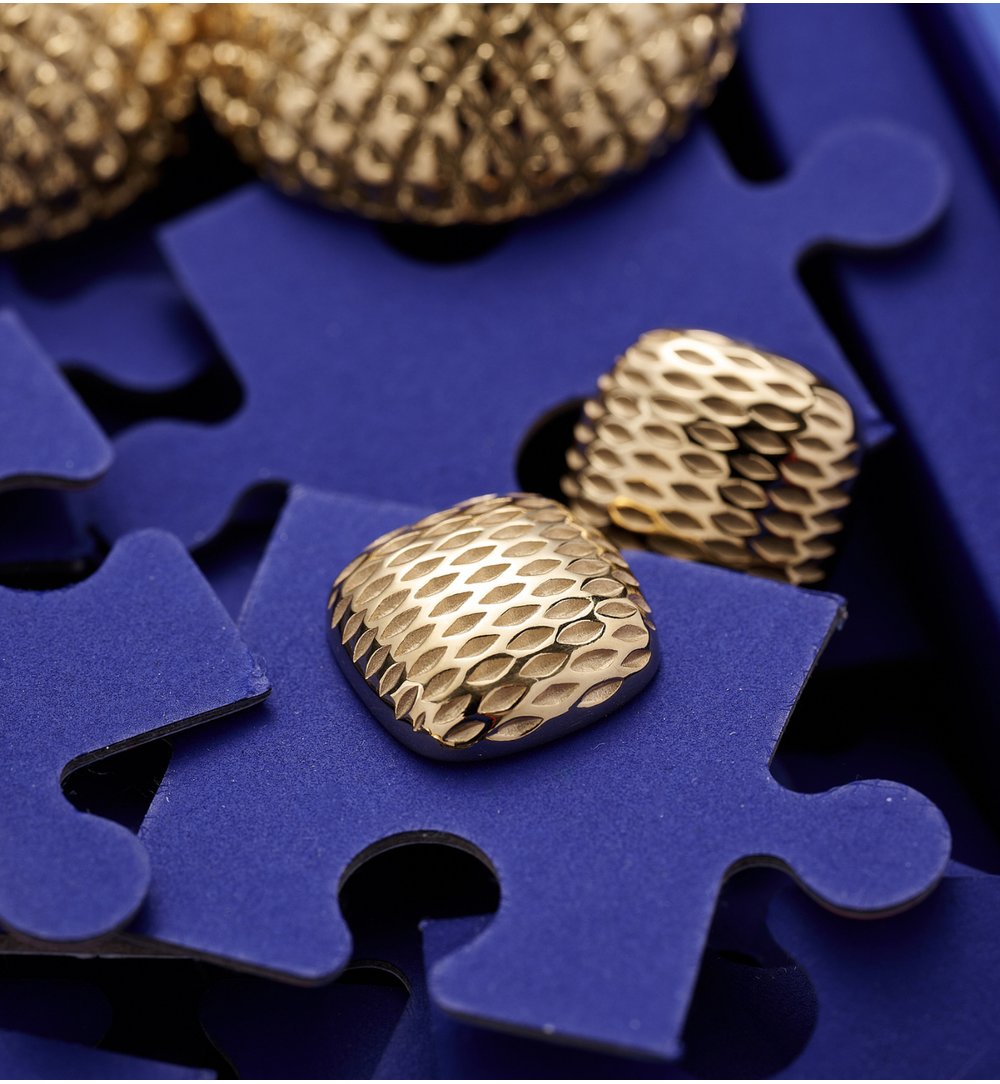 Kolczyki sztyfty kwadrat złoty młotkowany KSY0400