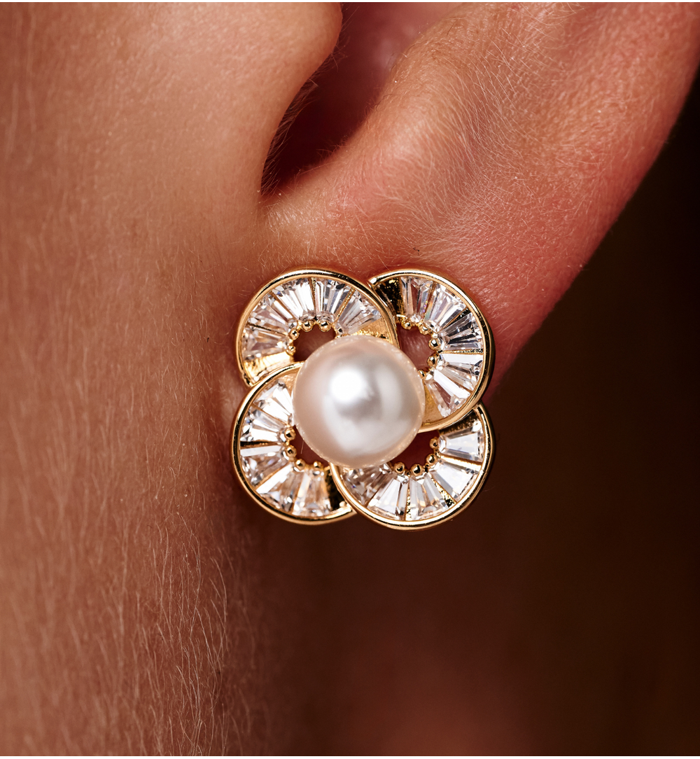 Kolczyki z perłą w kwiatowej oprawie KSS2209
