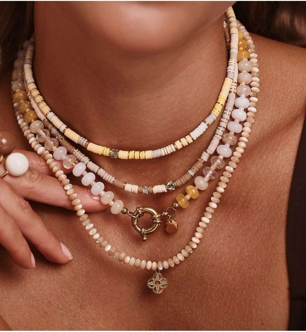 Naszyjnik beżowy z koniczynką NPA1412