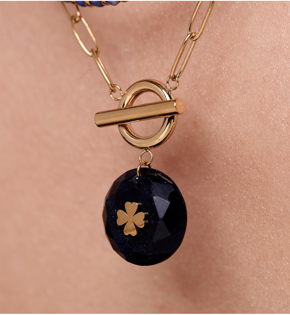 Zestaw złotych naszyjników z granatowo-niebieskimi kamieniami i zawieszką z koniczyną ZN0120