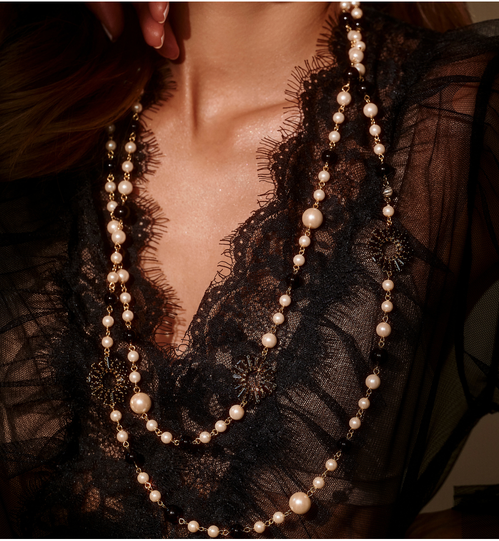 Naszyjnik długi z perłami i czarnymi elementami NS0368