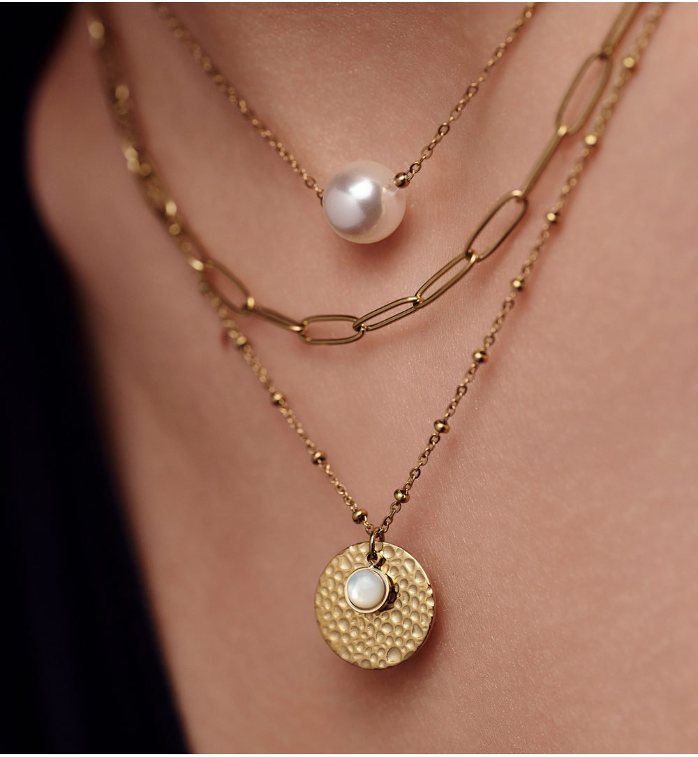 Naszyjnik warstwowy z perłą i złotym medalionem NEA0057