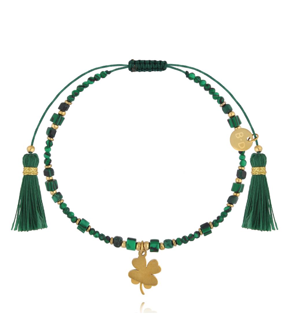 Bransoletka na sznurku z zielonych kamieni z koniczynką BTW3585