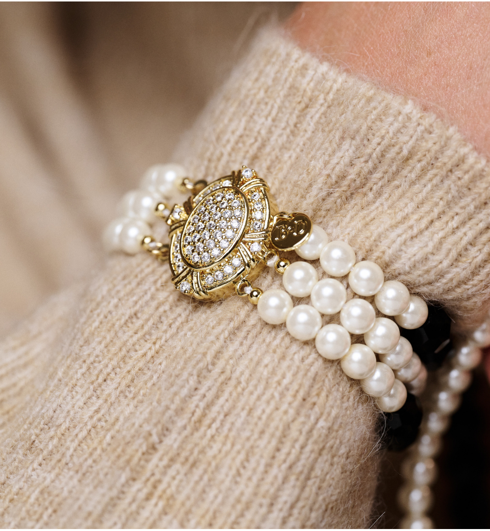 Bransoletka z pereł i kryształowym zapięciem BSS0226