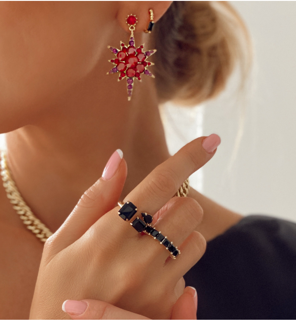 Pierścionek złoty z czarnymi kryształkami PRG0100