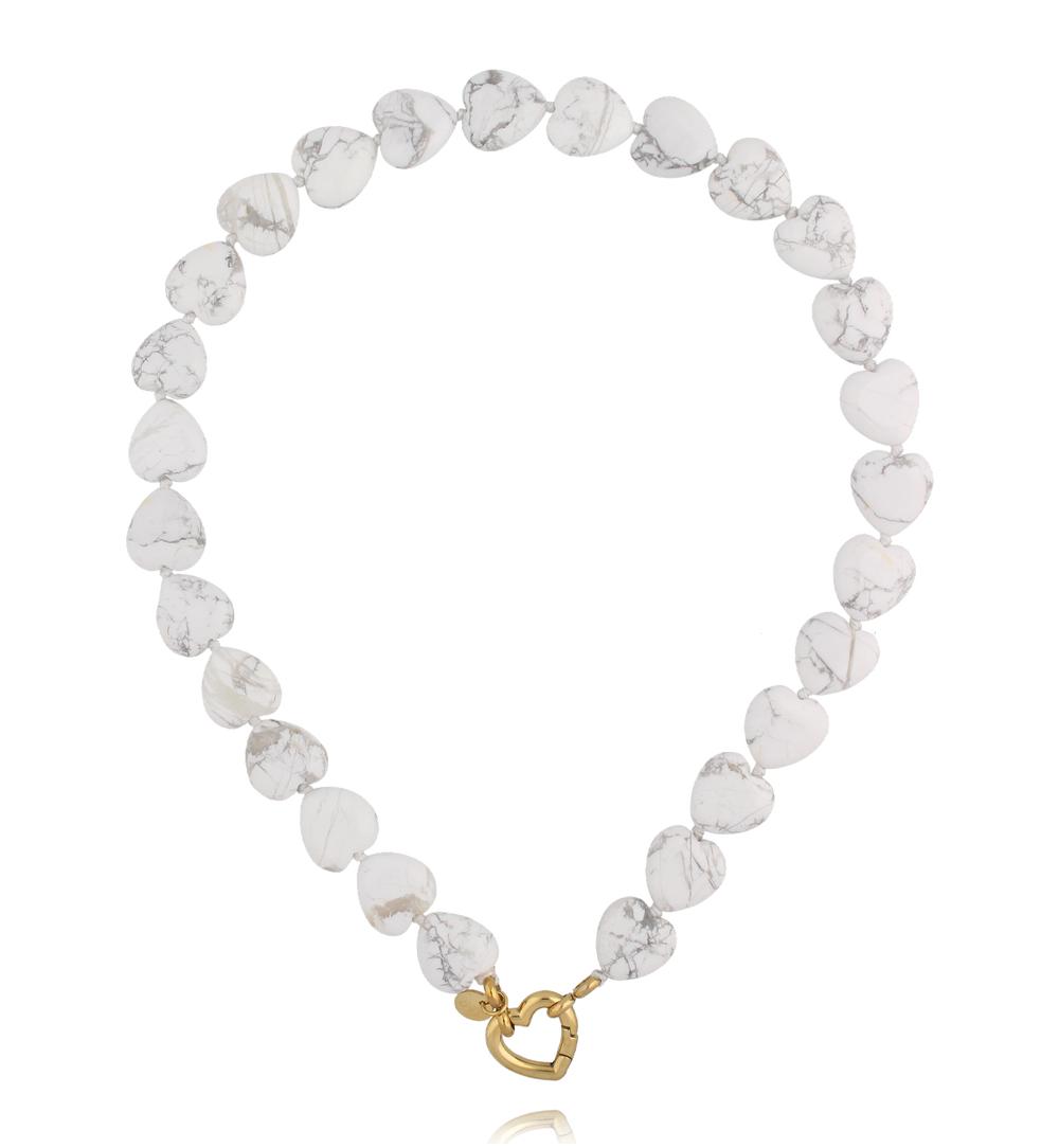 Naszyjnik z howlitu w kształcie serc z pozłacanym zapięciem NPA1601