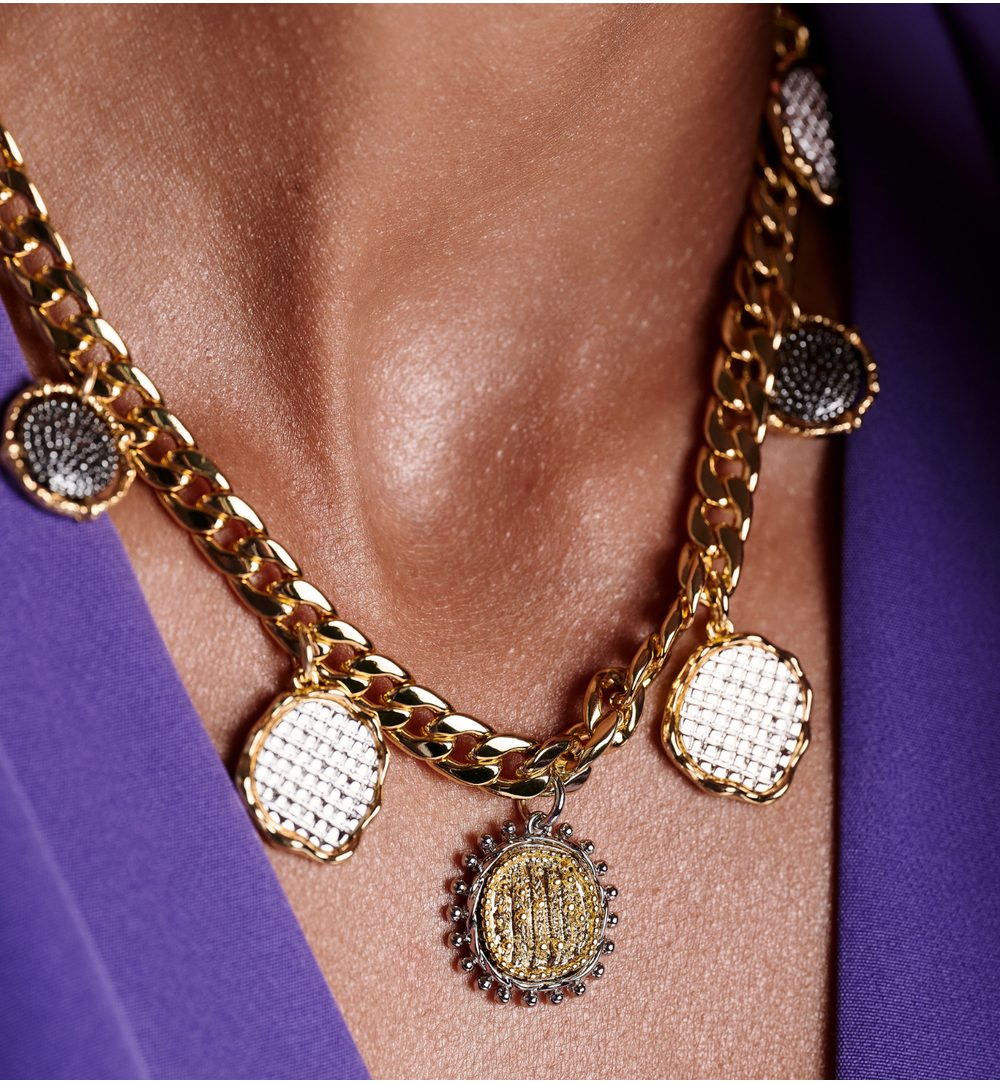 Naszyjnik z grubym złotym łańcuchem i dekoracyjnymi zawieszkami NS0411