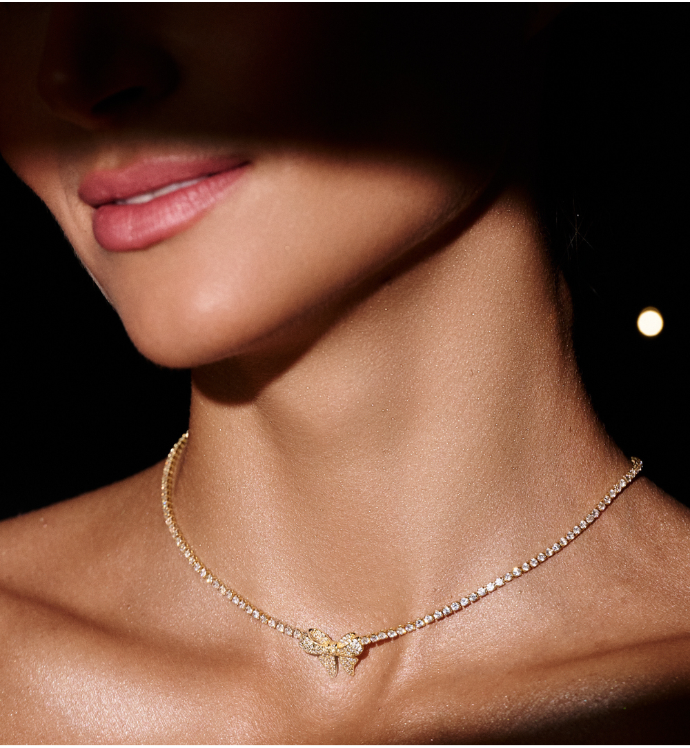 Naszyjnik typu tennis z zawieszką w kształcie kokardki NS0394