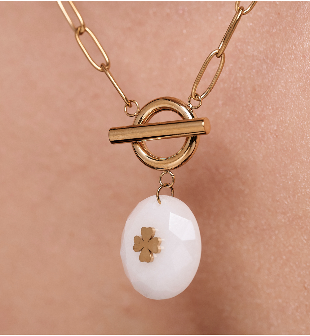 Naszyjnik z białą zawieszką z koniczynką NEA0051