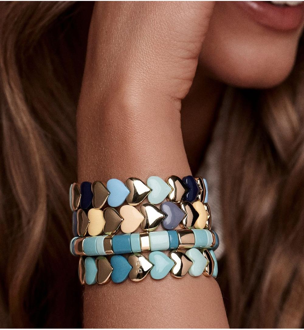 Bransoletka elastyczna z serduszkami w odcieniach szarości, pastelowej żółci i złota BCR0085