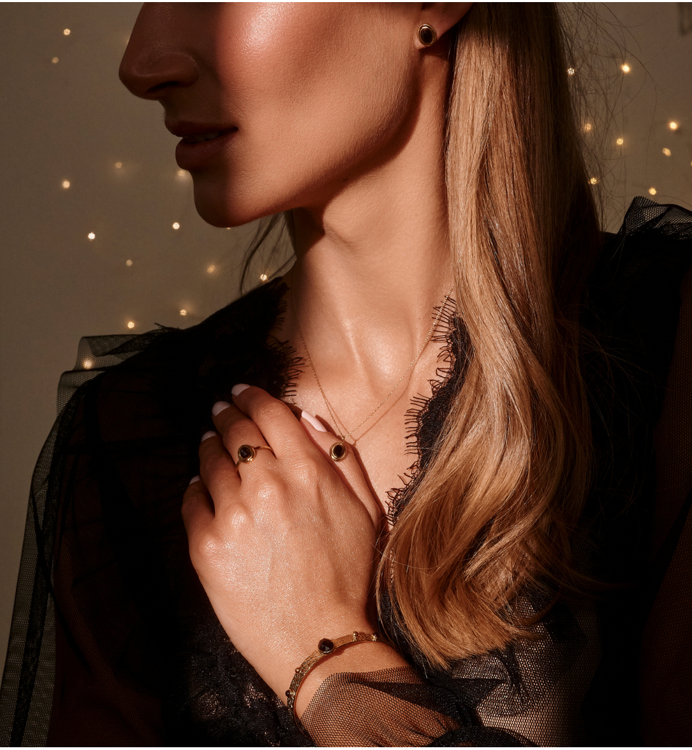 Kolczyki wkrętki złote z czarnym agatem KEA0015