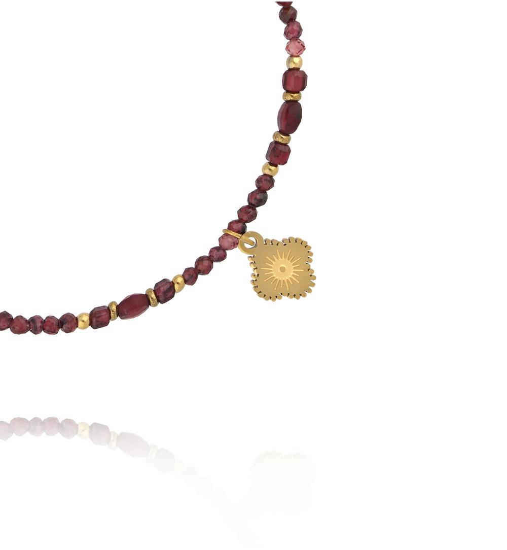 Bransoletka z naturalnego granatu i złoconą koniczynką BTW3542