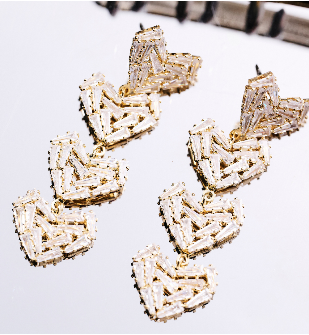 Kolczyki z kaskadą serc w złotym odcieniu KLU0188