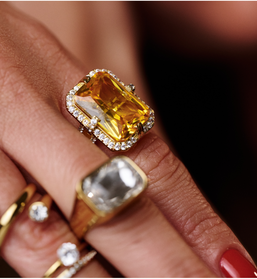 Pierścionek z dużym żółtym kryształem i cyrkoniami złoty PSS0200